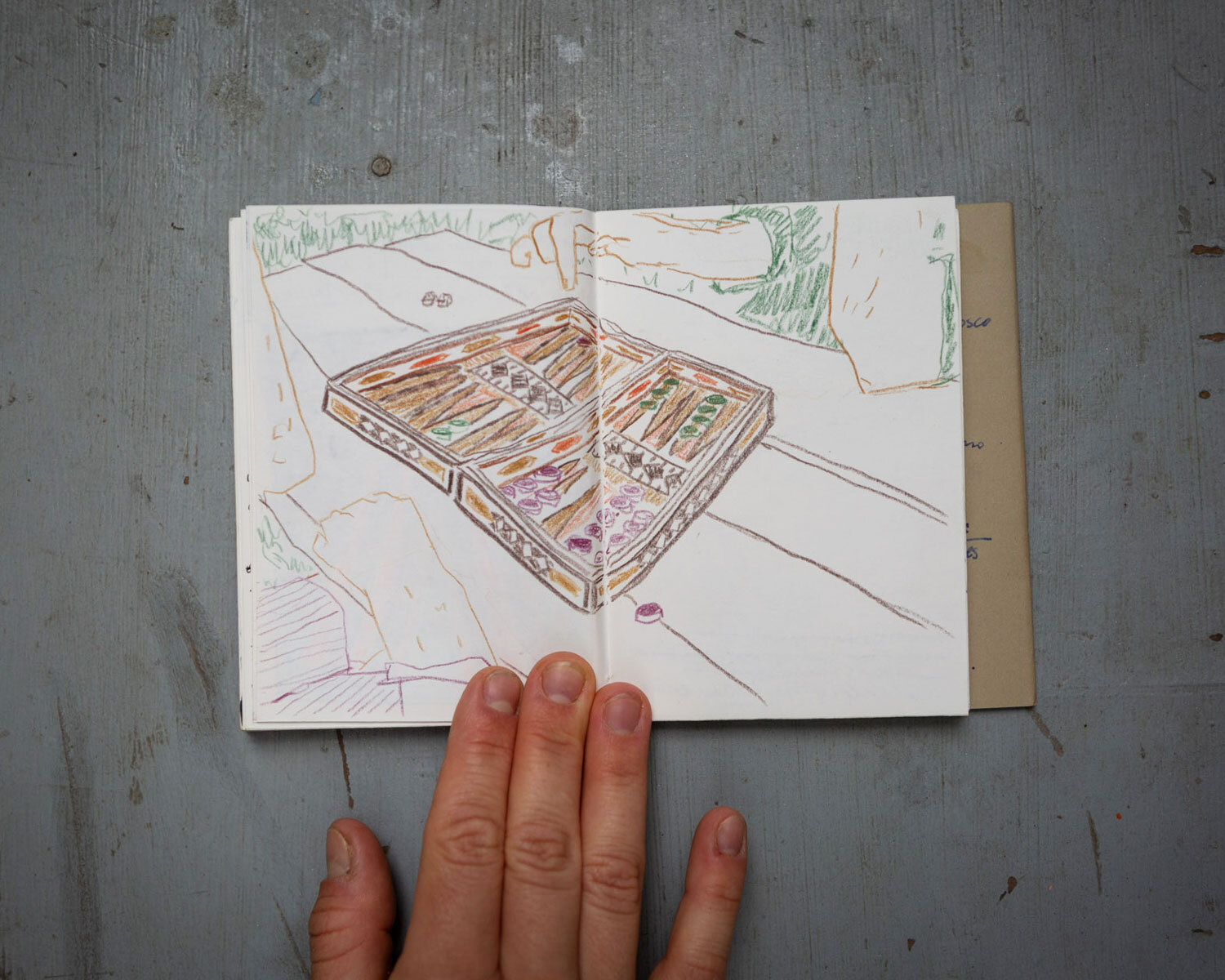 Skizzenbuch. Mit Buntstiften gezeichnetes Backgammon Spiel
