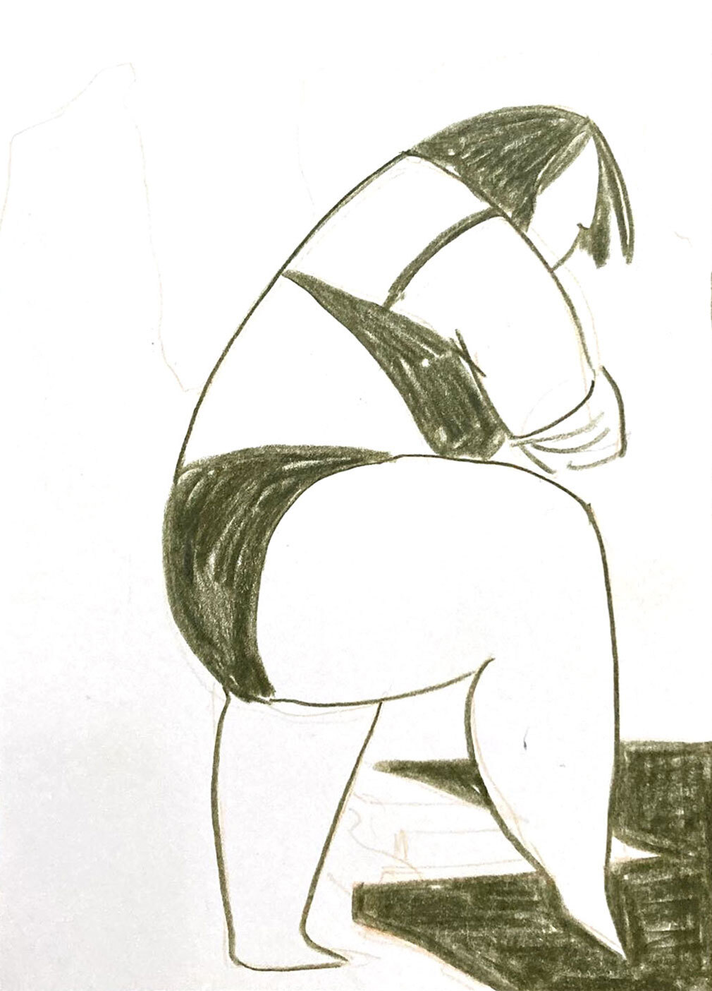 Eine Frau, die ihren rechten Fuß anhebt und fast ins Wasser taucht.