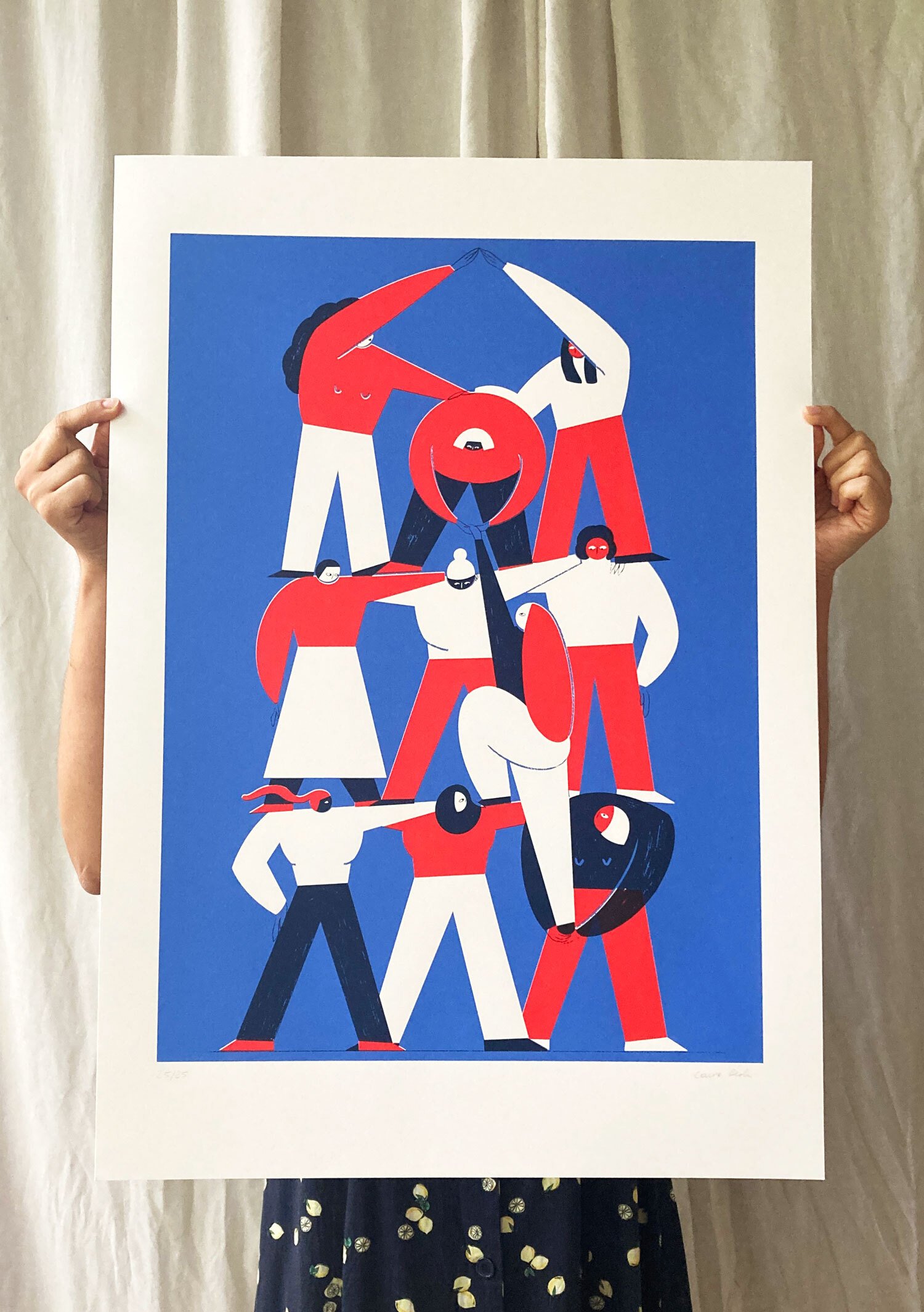 Siebdruck, gehalten von zwei Händen vor einem weißen Vorhang. Auf dem Druck: drei mal drei übereinander gestapelten Flinta-Personen, sowie eine, die gerade ganz nach oben steigt. Himmelblauer Hintergrund, die Personen in weiß, rot, dunkelblau.