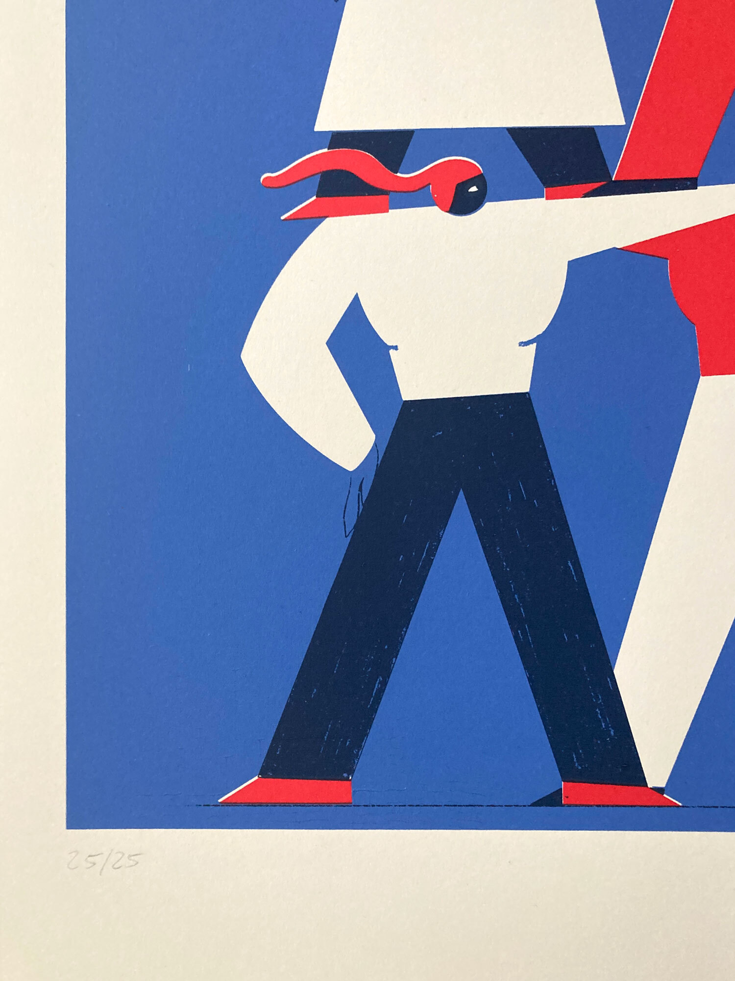 Detail des Siebrucks. Blauer Hintergrund, Flinta-Person die den Arm in die Hüfte stützt und nach rechts schaut.