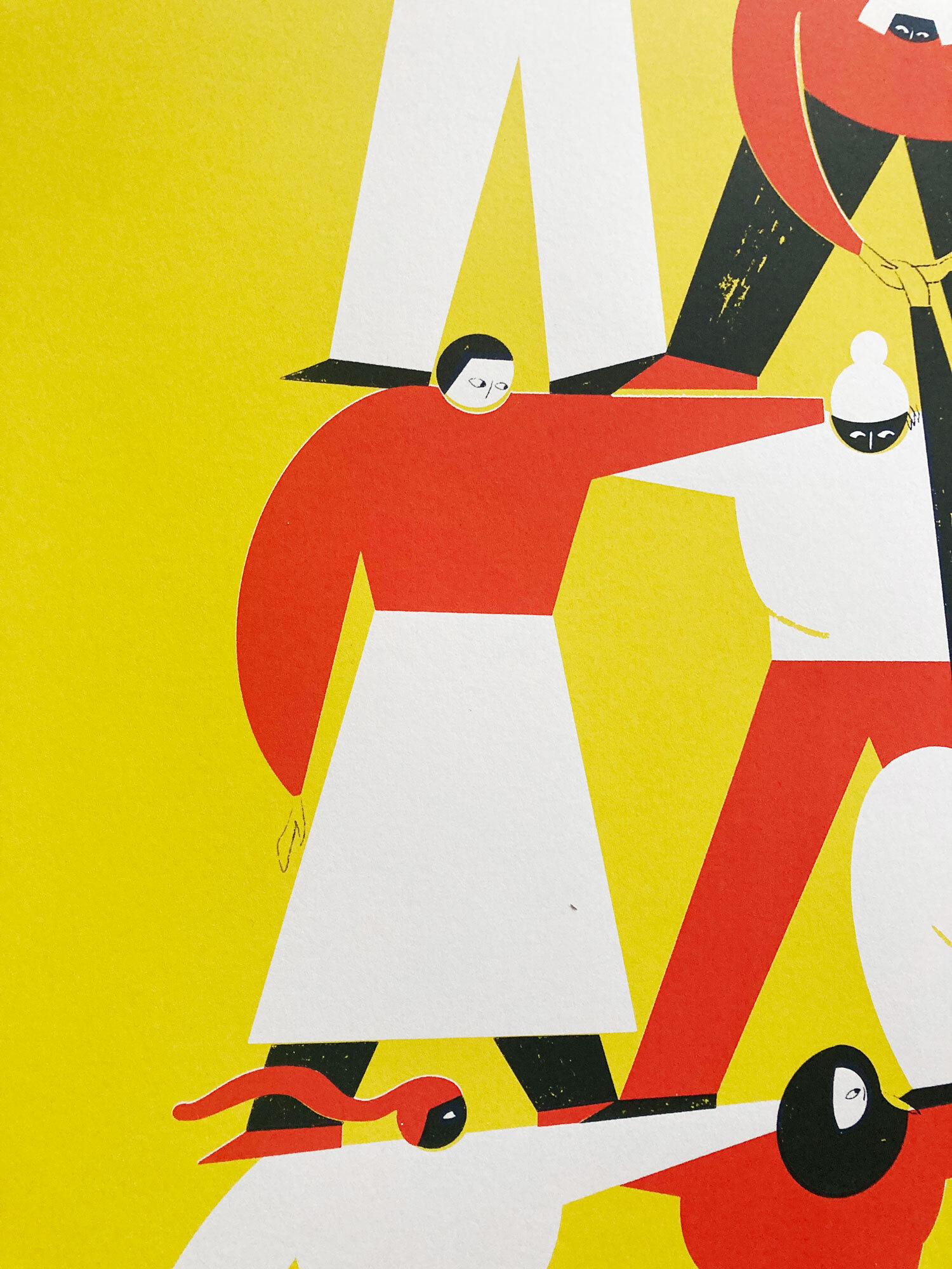 Detail des Siebdrucks. Eine Person in rotem Pulli und weißem Rock legt den Arm um die Person daneben. Der Hintergrund ist gelb.