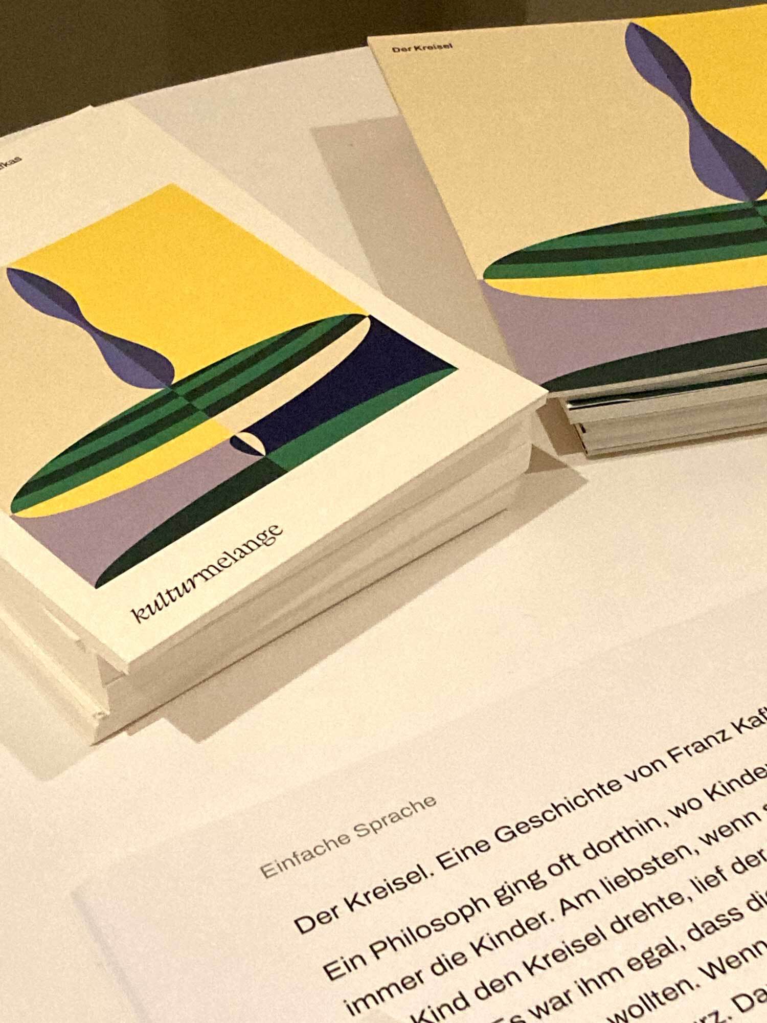 Close-up von gestapelten Kreisel-Flyern.