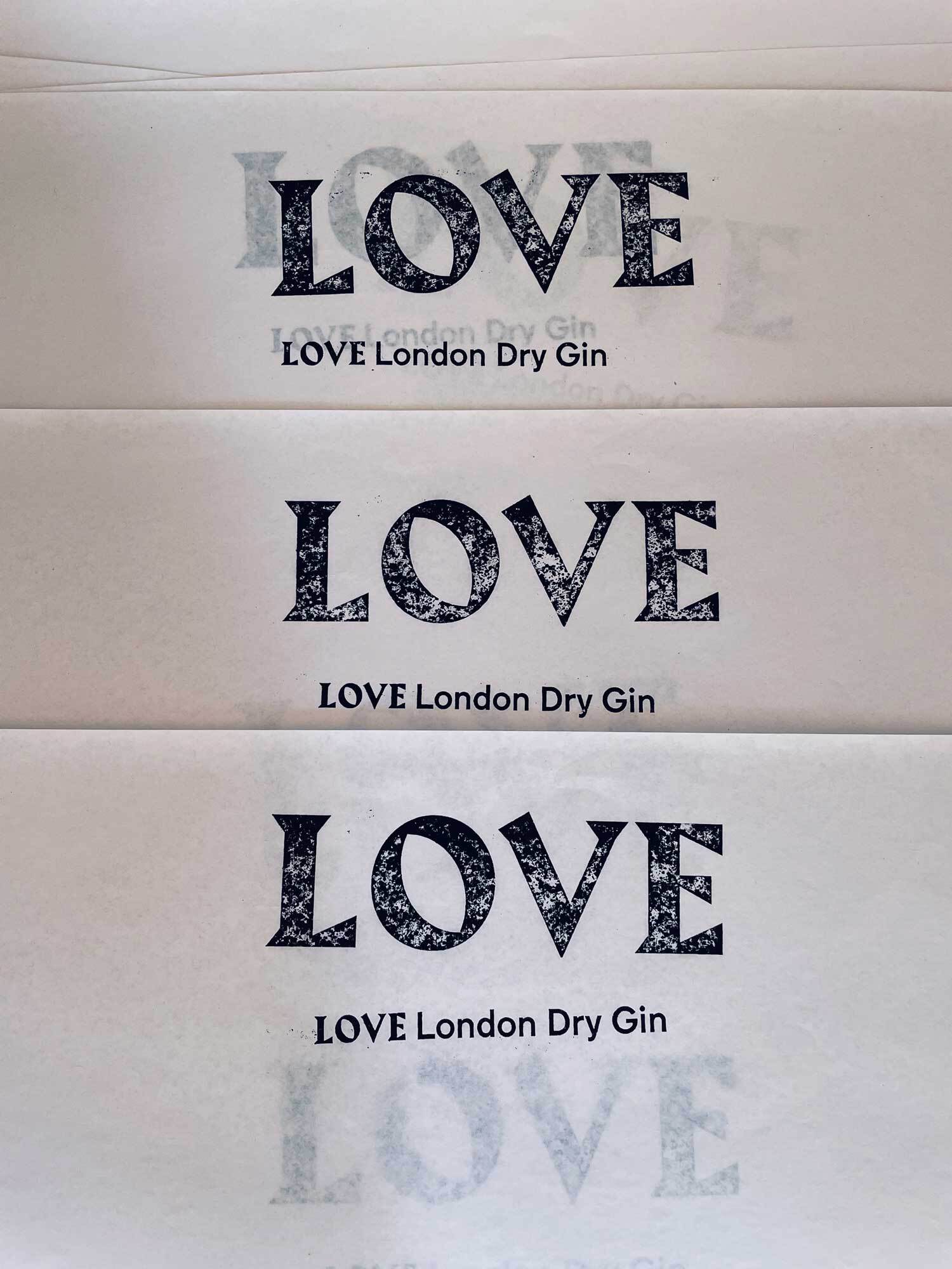 Auf dünnes Papier gedruckter Schriftzug "LOVE London Dry Gin"