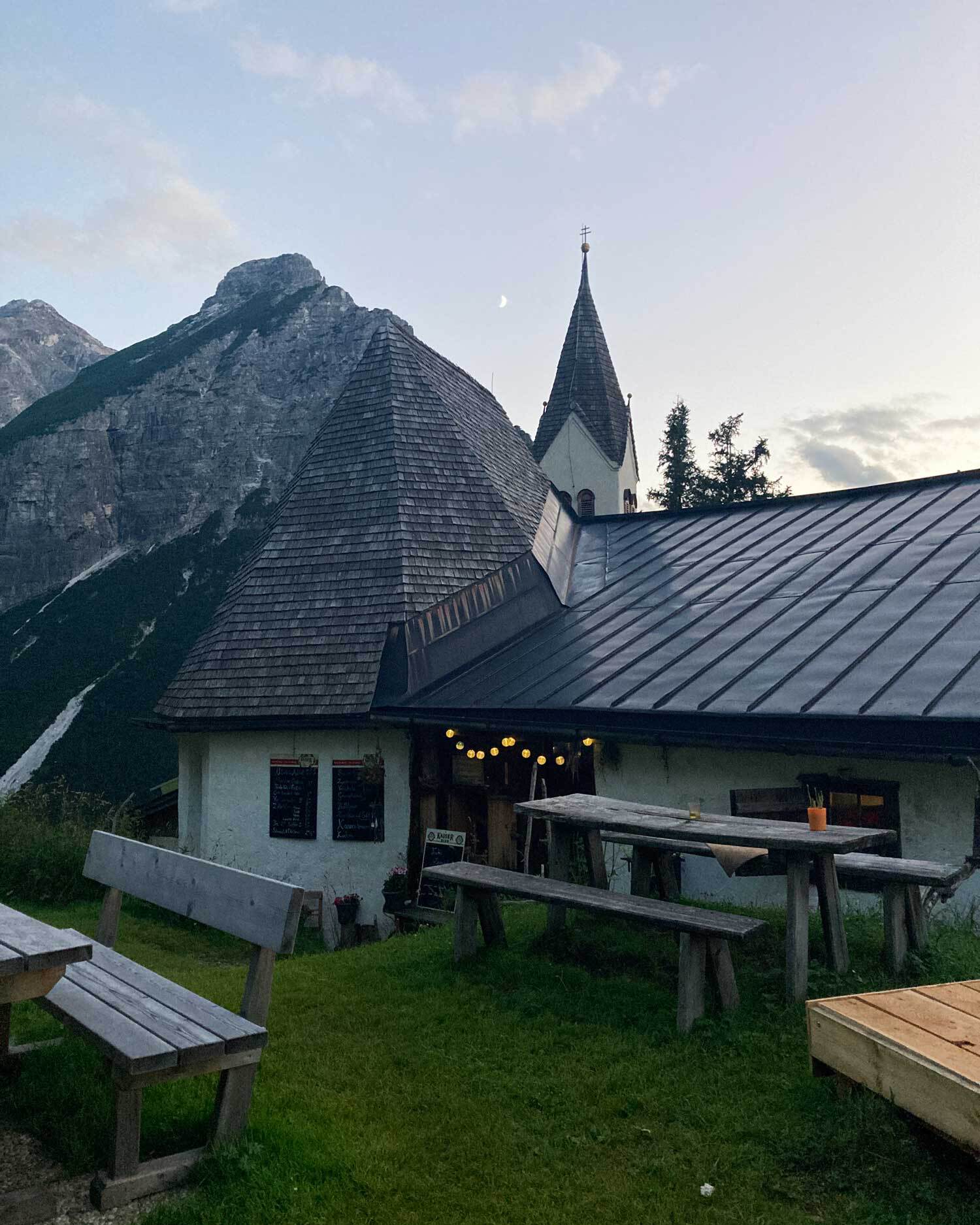 St. Magdalena im Gschnitztal. Hütte mit Kapelle in Abendstimmung vor einem Berg.