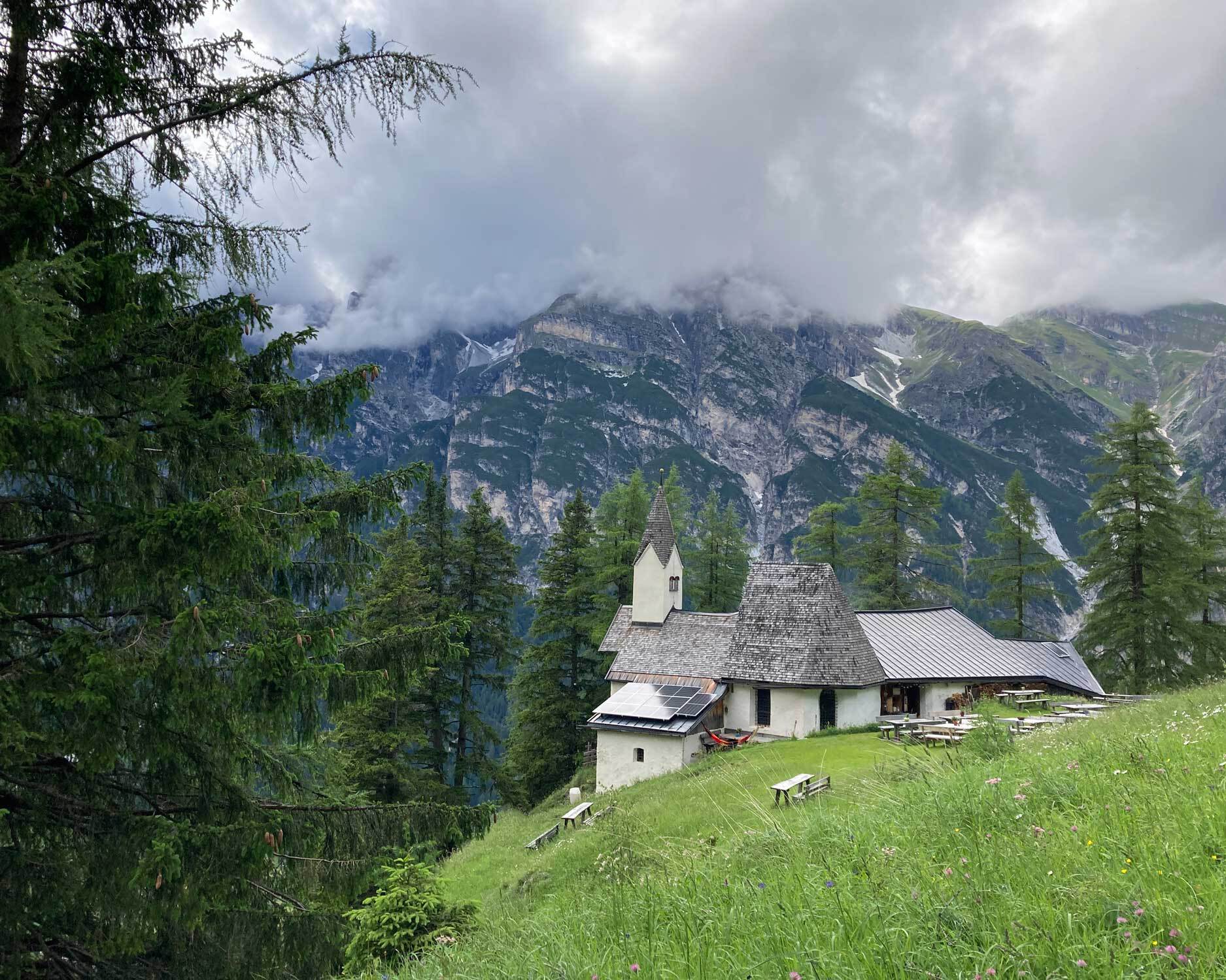 St. Magdalena im Gschnitztal, Blick mit Hütte und Kapelle in Richtung Tal.