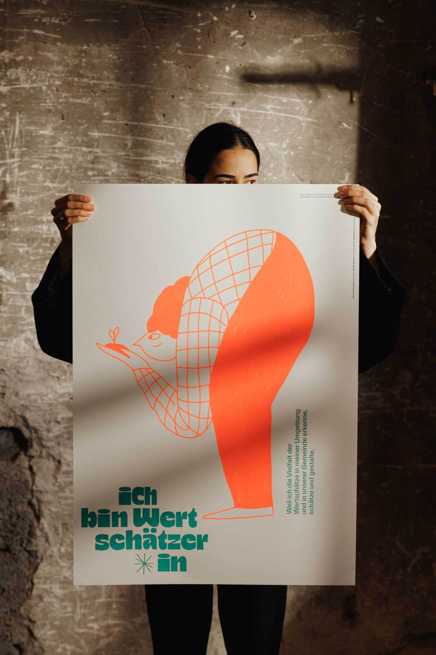 Eine Frau hält ein Plakat vor sich. Lichteinfall in einen dunklen Raum. Auf dem Plakat ist die Illustration einer Person, die eine Pflanze vor sich genau anschaut.