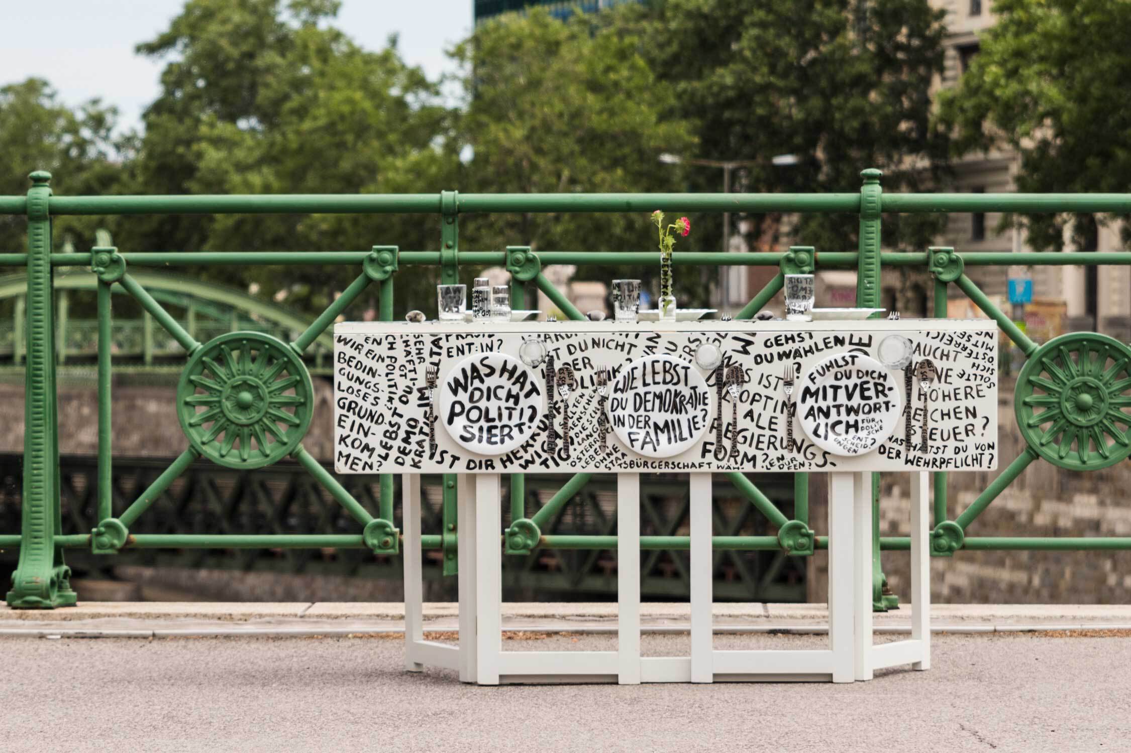 Der zusammengeklappte Tisch steht auf einer Brücke des Wienflusses.