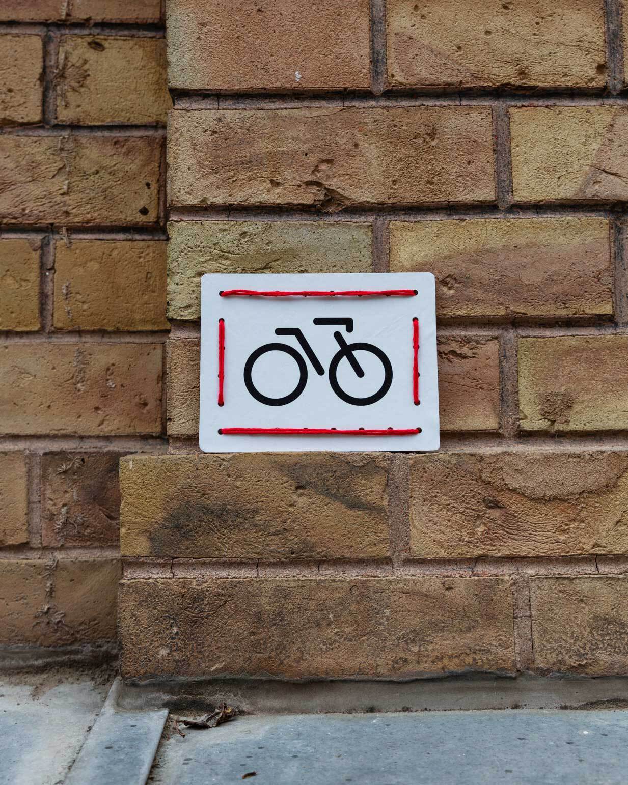 Fahrrad Icon an einer Backsteinwand.