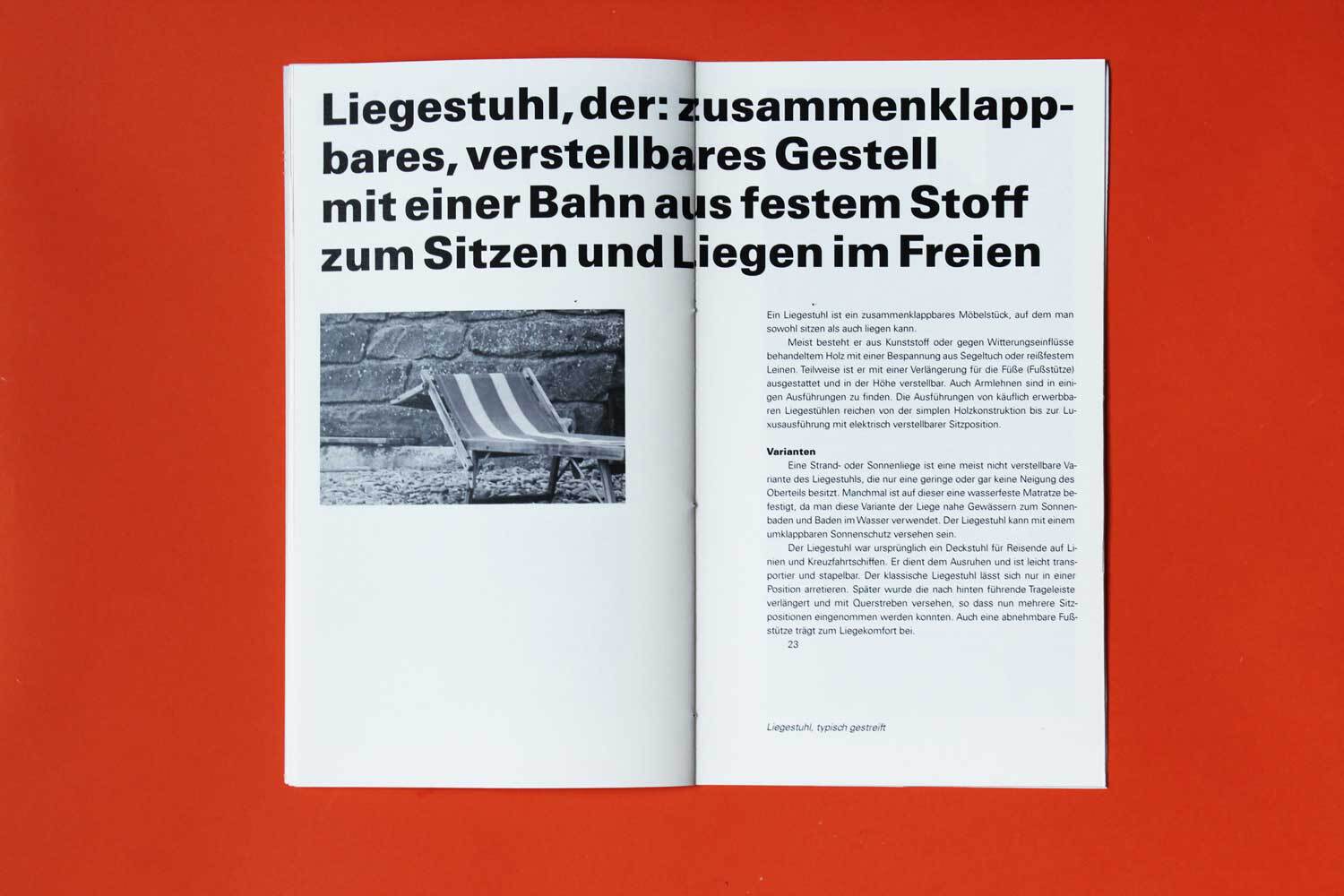 Geöffnete Broschüre auf orangem Hintergrund. Die Überschrift ist bold über beide Seiten gedruckt, auf der linken Seite das Bild eines Liegestuhls, rechts Text.