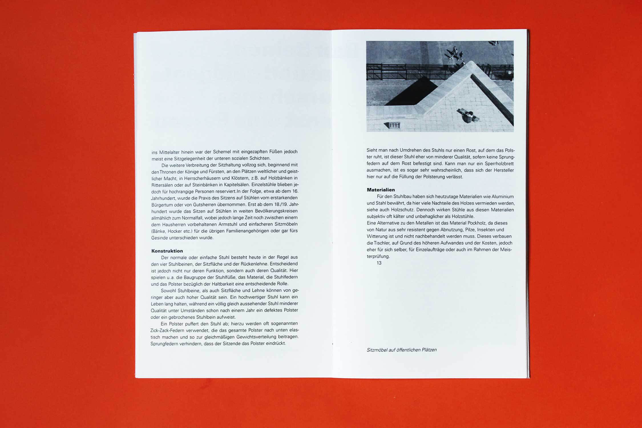 Geöffnete Broschüre auf orangem Hintergrund. Ein Foto und Fließtext.