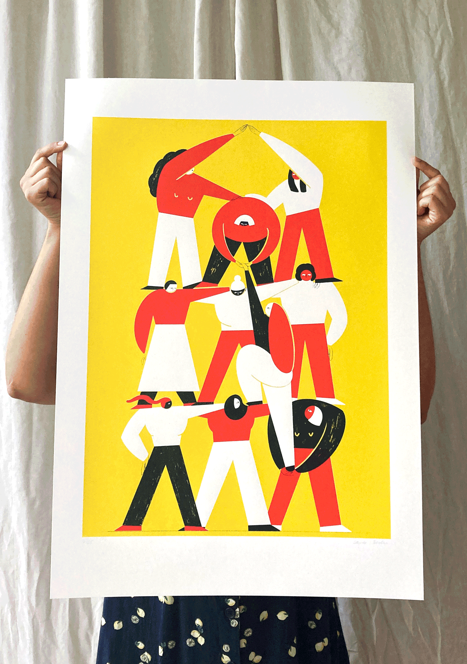 Siebdruck, gehalten von zwei Händen vor einem weißen Vorhang. Als gif animiert wechseln sich die zwei Varianten in blau und gelb ab.