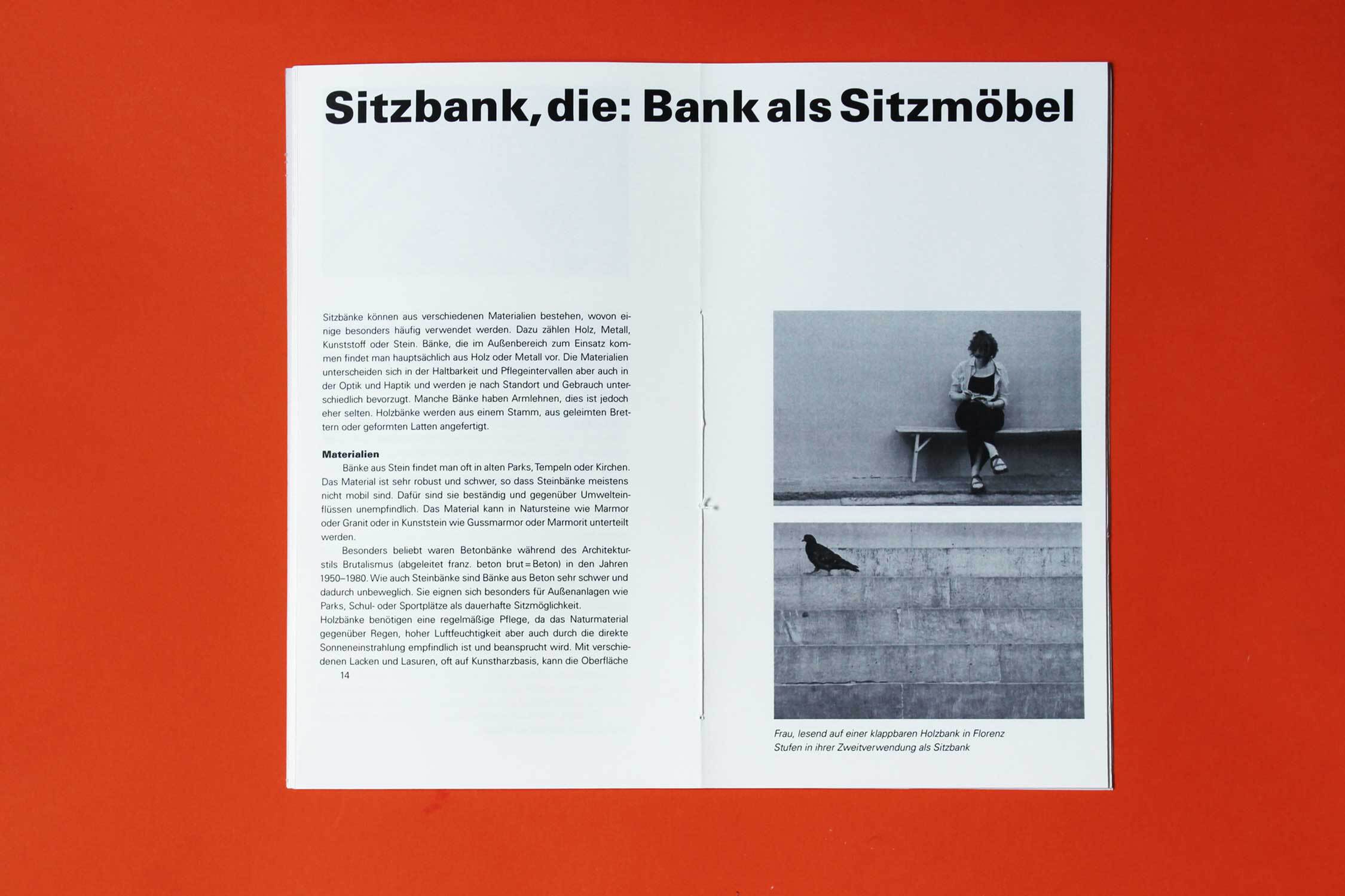 Geöffnete Broschüre auf orangem Hintergrund. Die Überschrift ist bold über beide Seiten gedruckt, links Text, auf der rechten Seite sind zwei Bilder.