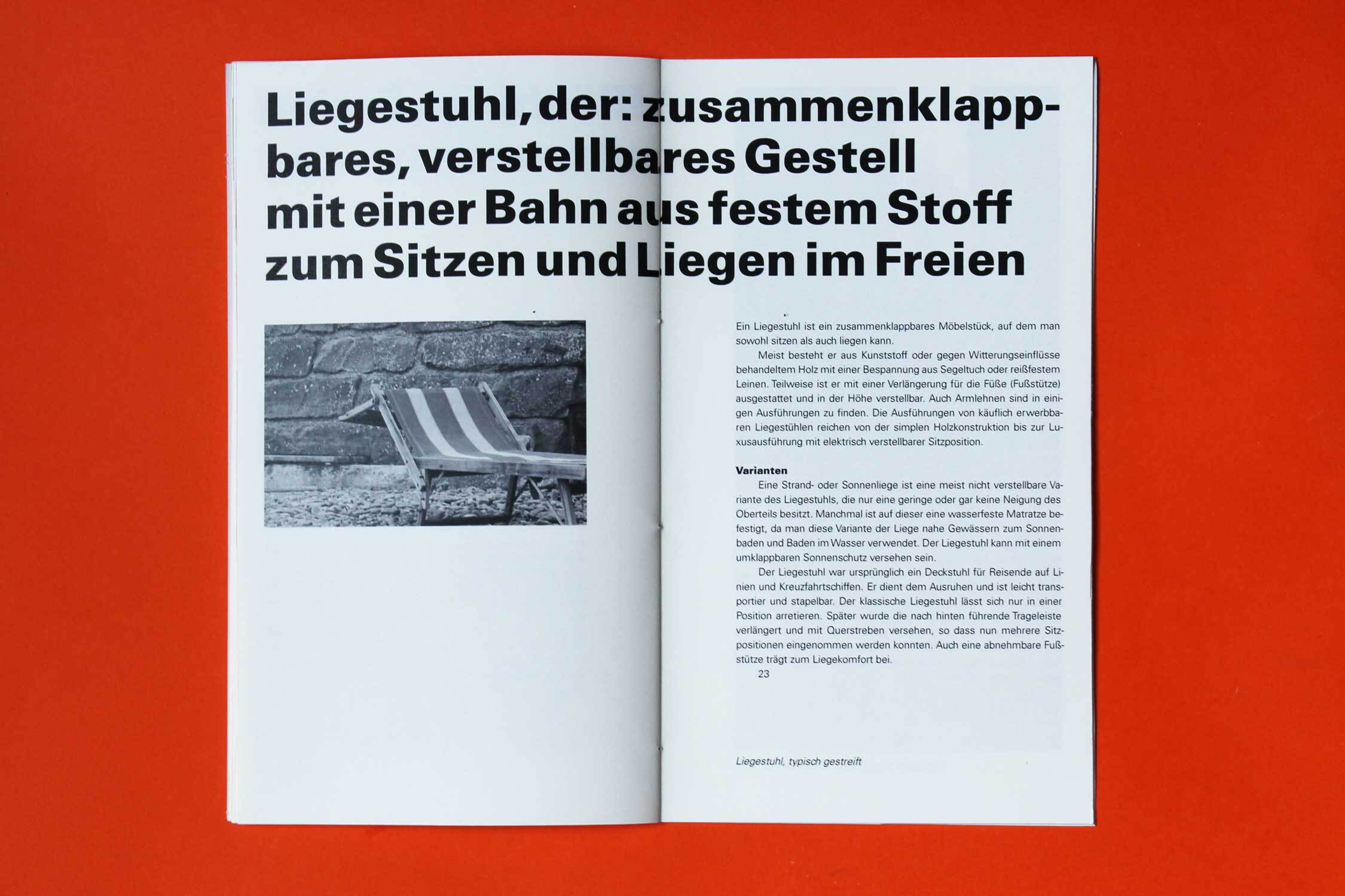 Geöffnete Broschüre auf orangem Hintergrund. Die Überschrift ist bold über beide Seiten gedruckt, auf der linken Seite das Bild eines Liegestuhls, rechts Text.